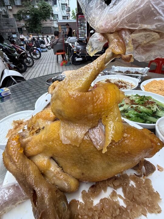 海口也有电饭煲盐焗鸡了！踏马的好吃死了…..