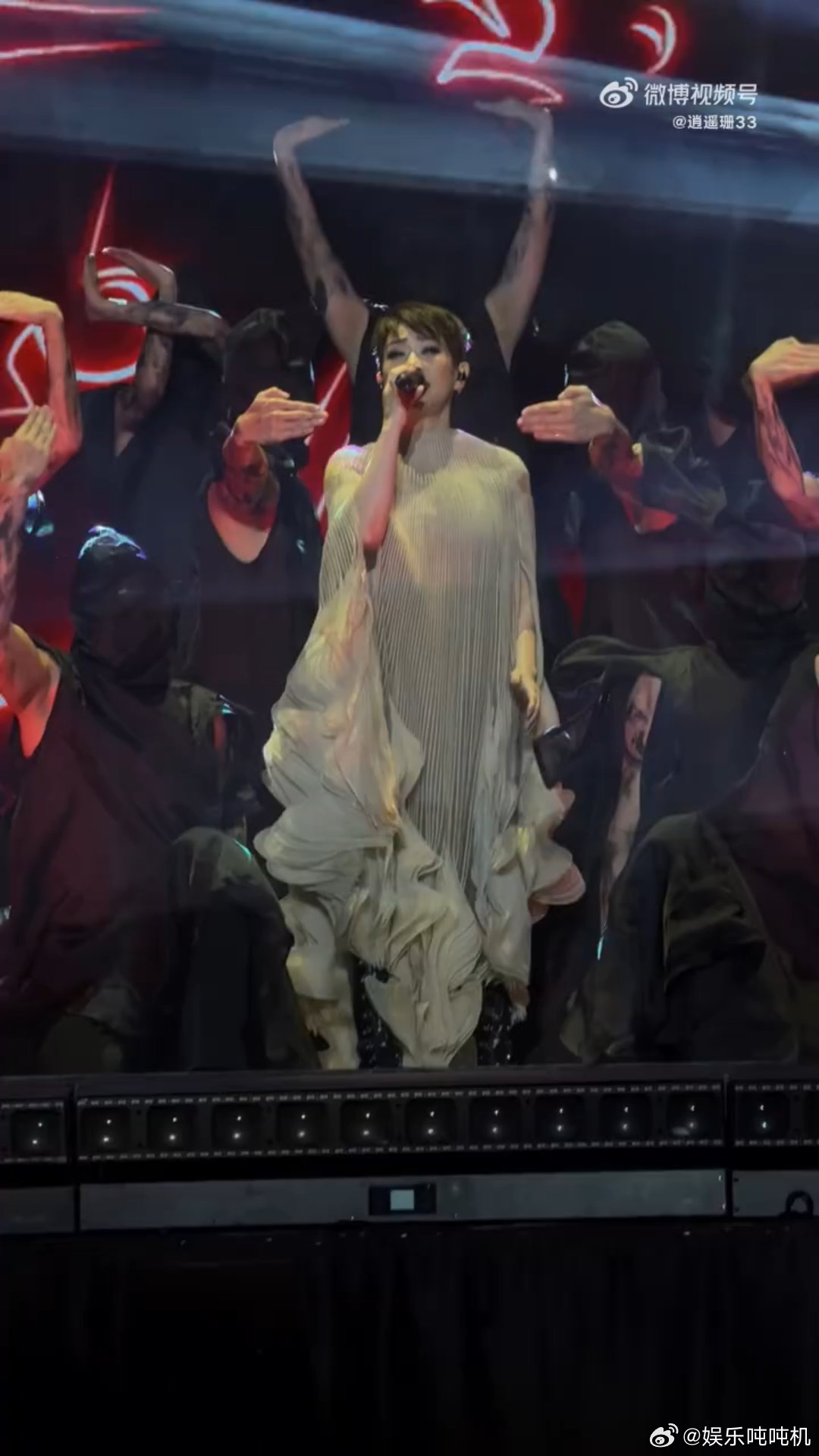 林忆莲天津演唱会全妆 快歌部分动感十足，舞步干净利落，舞台服装也很有设计感。慢歌