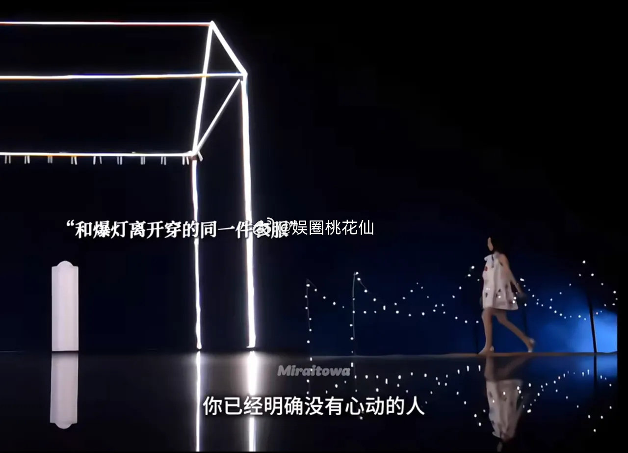 柳柳前面和男嘉宾拉扯柳柳和男嘉宾拉扯天呐，半熟恋人柳柳选择爆灯离开 