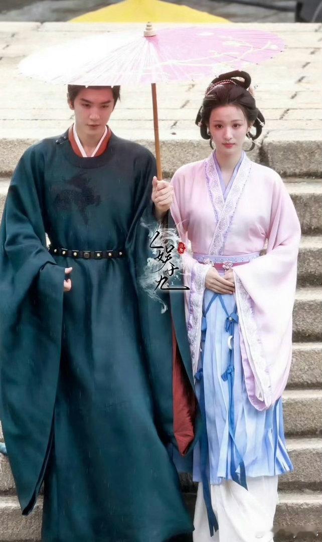 女主太高了，好不容易有点身高差..男主也不容易，这都踩上高跷了。可能是因为对戏的
