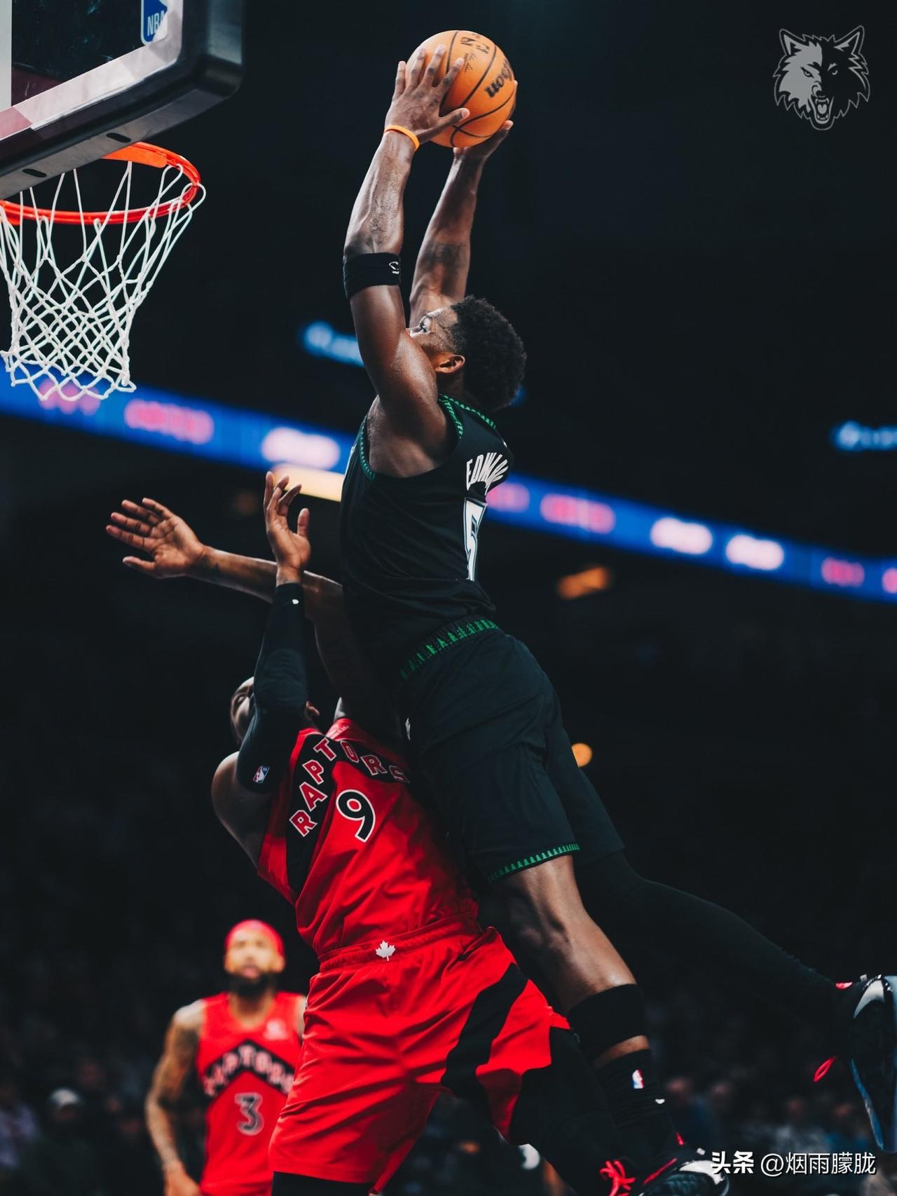 华子逆天隔扣巴雷特，又一名场面海报诞生！

森林狼今天在主场迎战猛龙的第三节比赛