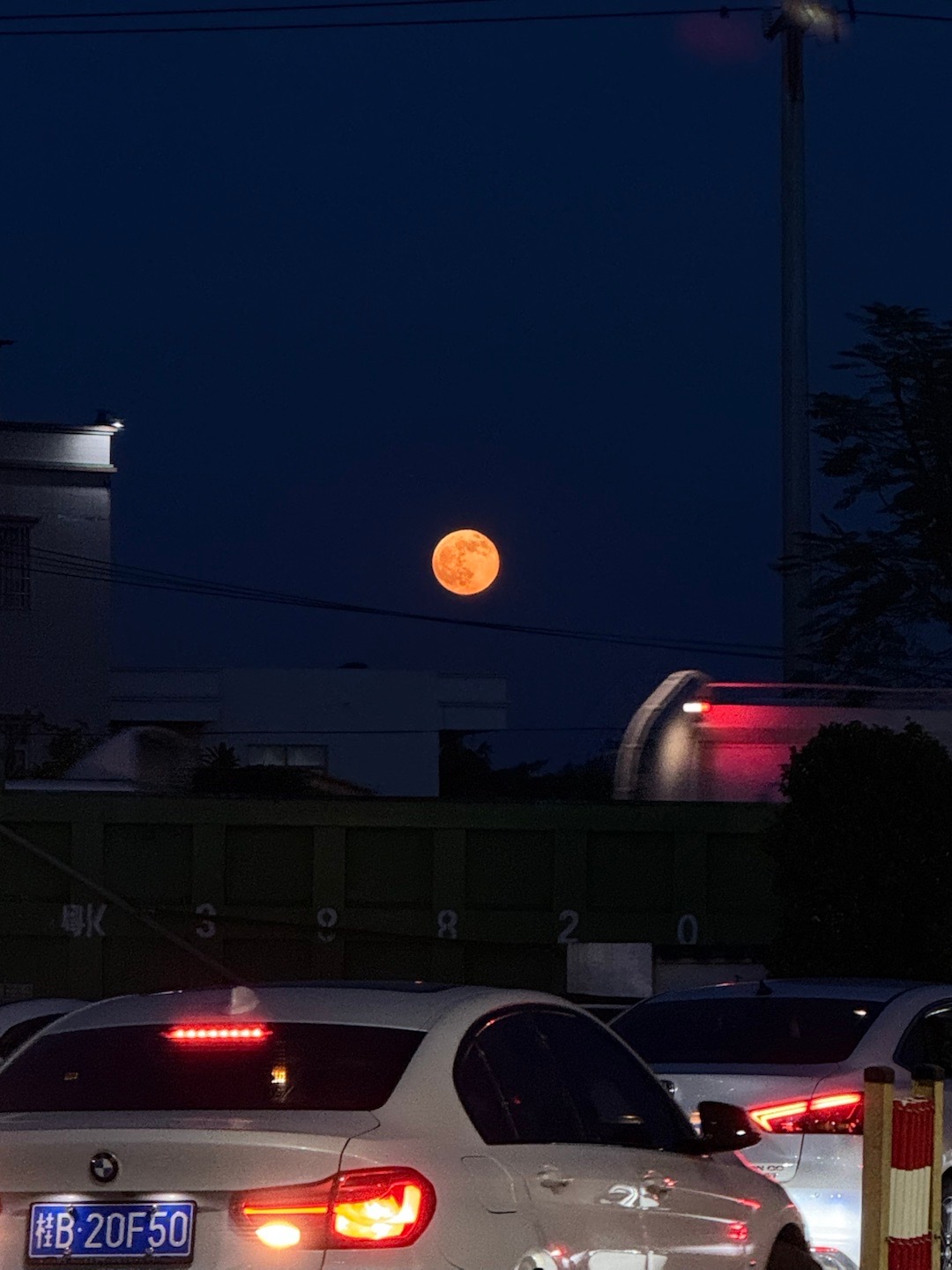 十五的月亮十六圆。 ​​​