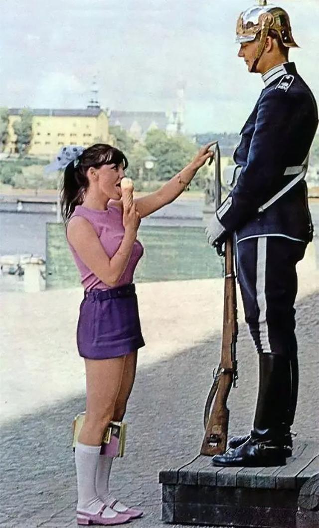 这张彩色老照片定格在1970年瑞典斯德哥尔摩的王宫广场，画面里的年轻女子看似只是