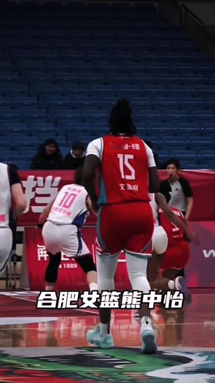 合肥女篮熊中怡进攻万花筒。
合肥女篮熊中怡，能里能外无所不能。