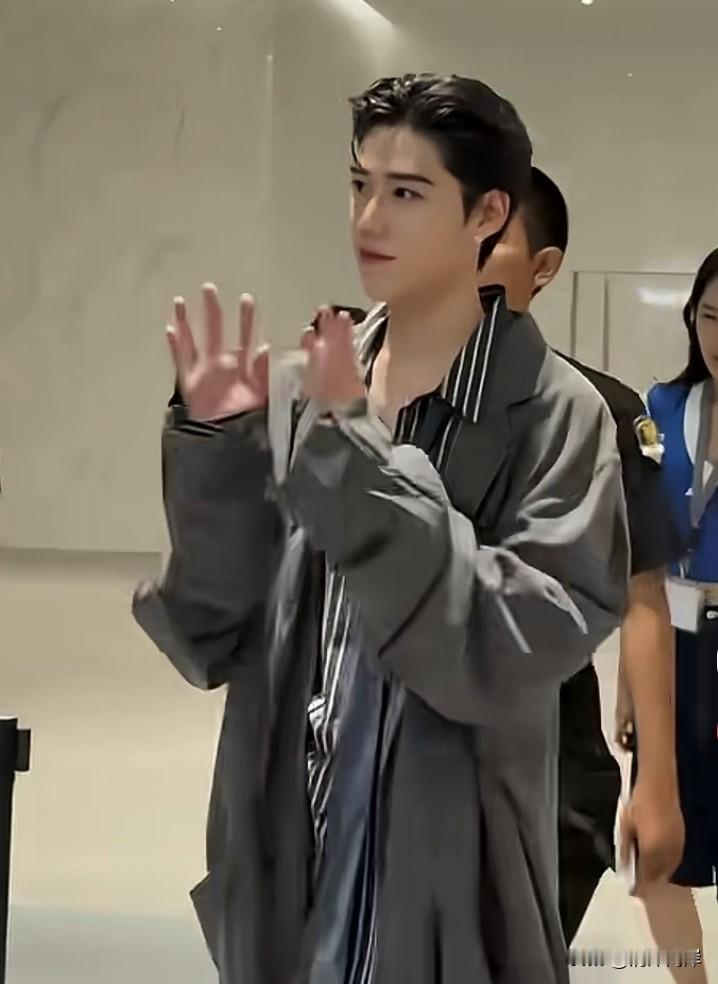 看看这位明星。咱也不认识。就是弄不明白，为什么非要把自己弄成娘炮的样子？而且还自