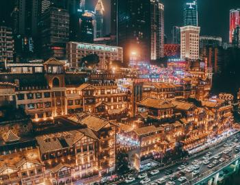 重庆本地考生是招生主力，2025 年物理类普通专业最低分大概在 516 分左右，