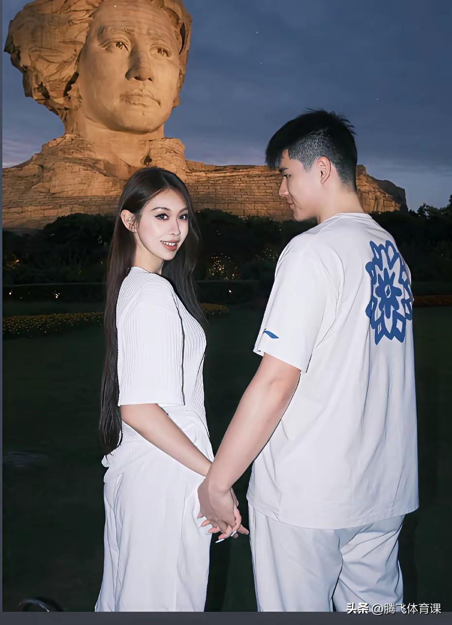 现在的年轻球员成长太慢应该就是这个原因。

王洪泽才19岁，女朋友还在读大一就经