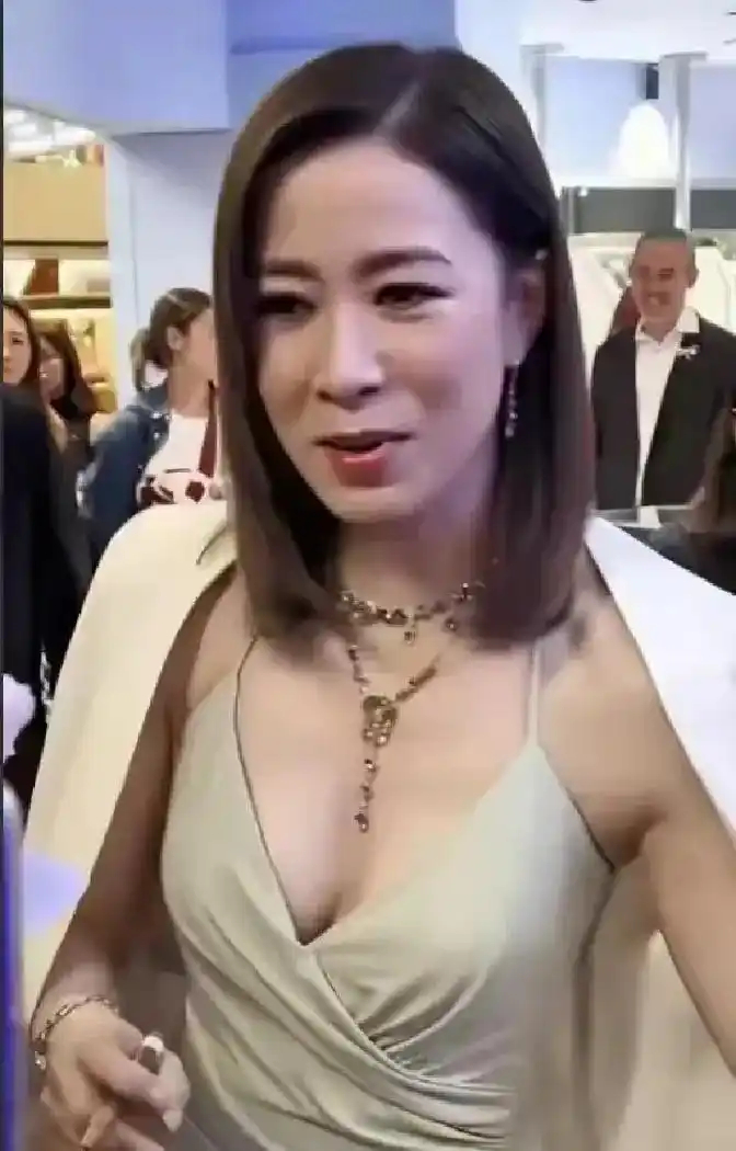 50岁佘诗曼生图惊艳引争议，生育不该是衡量女性价值的唯一标尺 