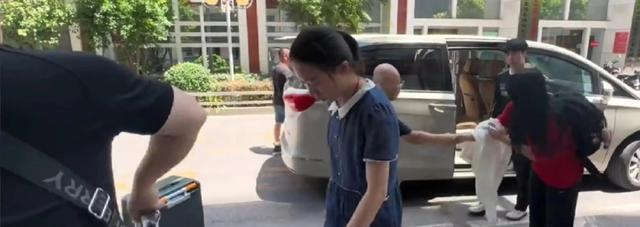 申裕斌抵达黄石训练基地，私服亮相惊艳众人，展现美丽风采。 ​​​