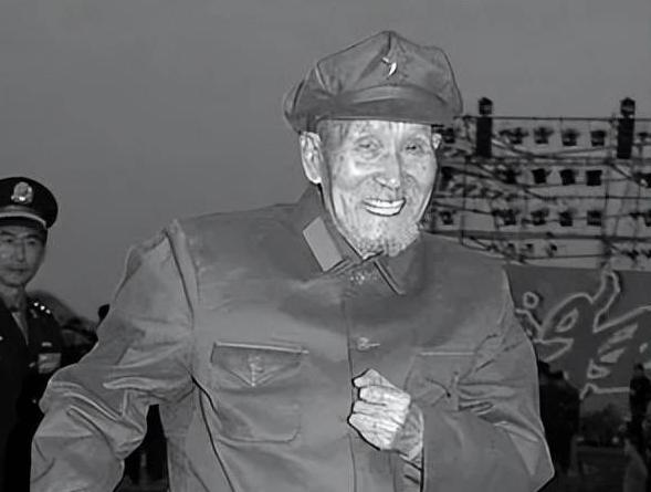1954年，时任铁道兵司令员的王震翻阅部队花名册，突然在一个名字前停住了——向多