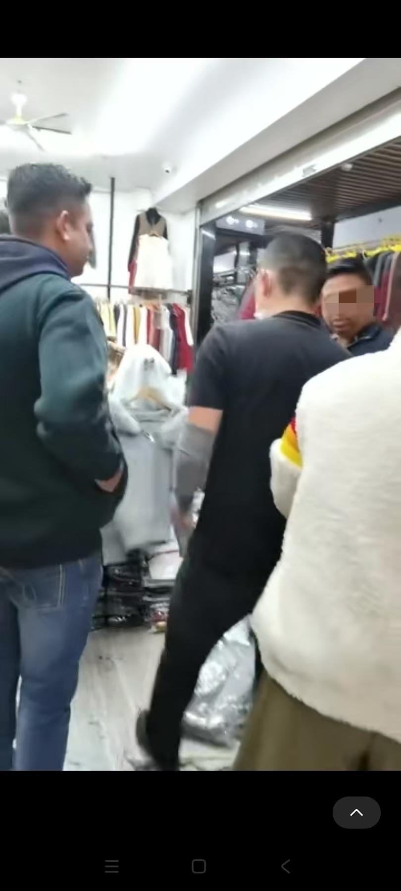 朋友店里来了四个印度人

这四个印度人衣冠楚楚，头发一丝不苟。

讲价的时候却反