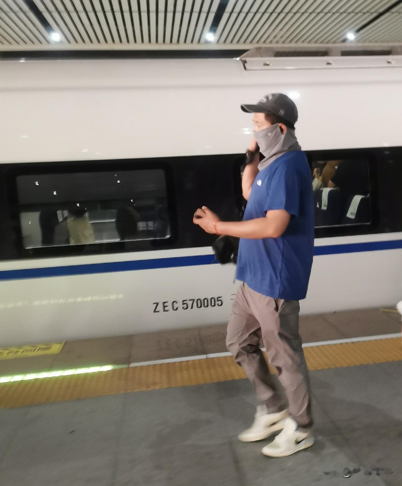 男生也要脸基尼了？

你看人家一个男同志，都武装成这样，我倒好“赤手空拳”！
