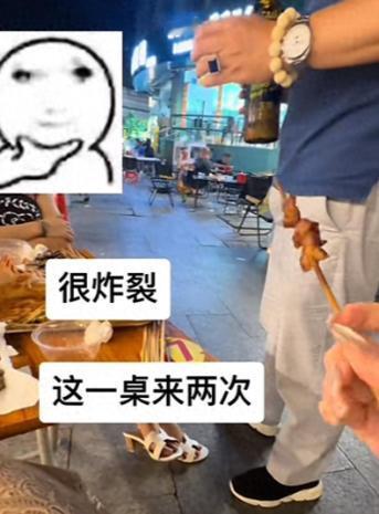 7月6日，广西某地，两名女子深夜在路边摊吃宵夜，一边喝着白水，一边有说有笑，不料