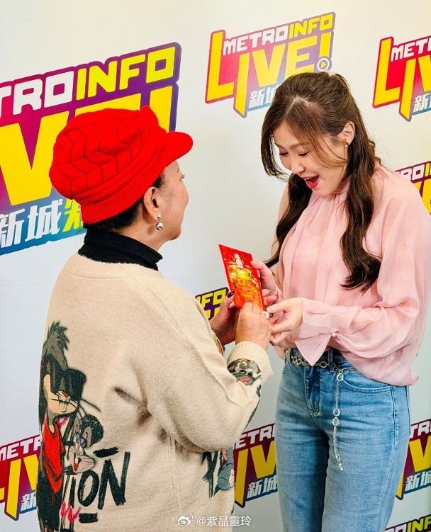 【On.cc】劉佩玥收薛家燕加持利是　開心驚喜大叫藝人劉佩玥（Moon）今日（7