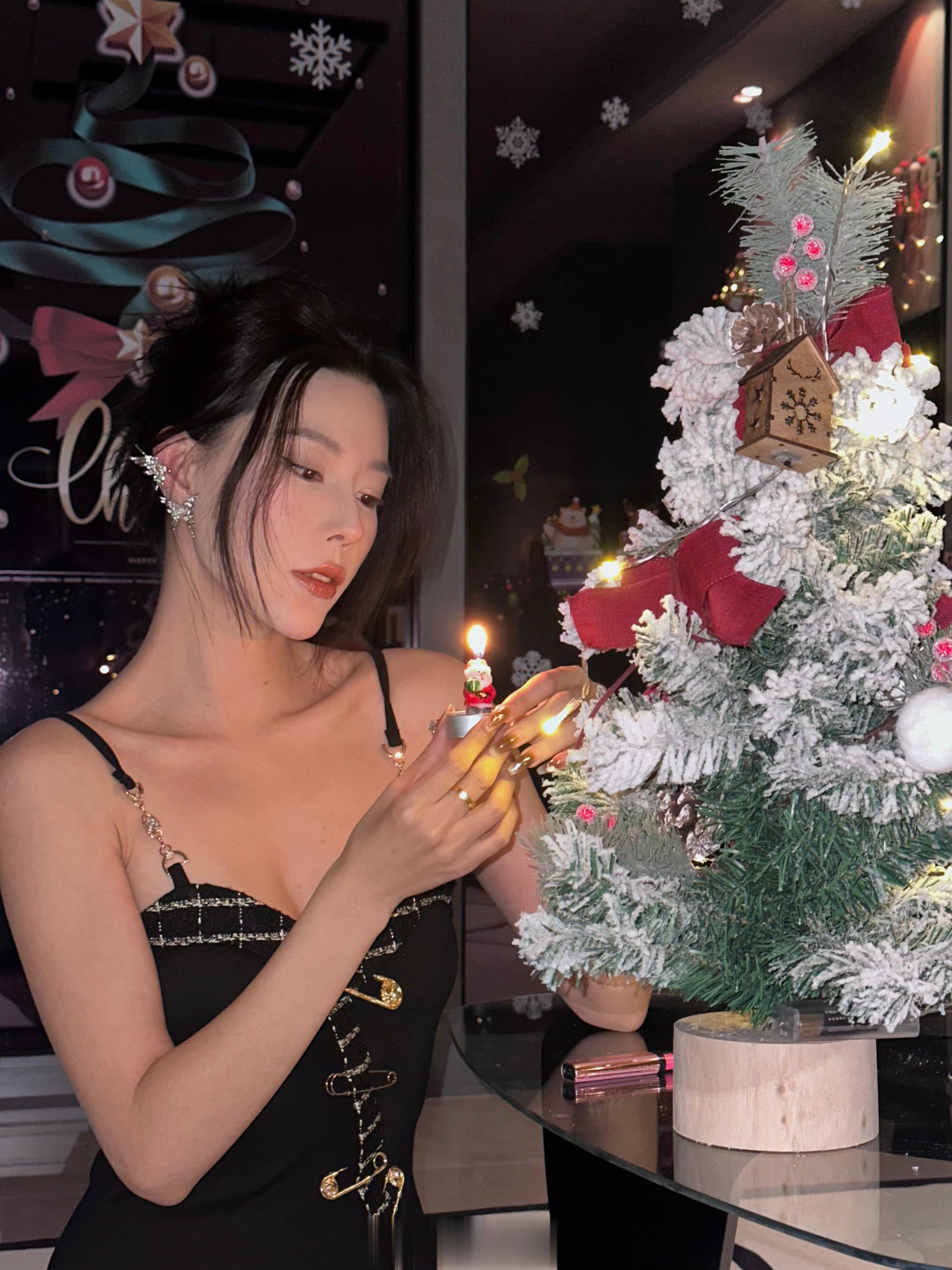 宝贝们 今天要🎄快乐啊实在不知道哪张好看了 都发吧 [舔屏] ​​​