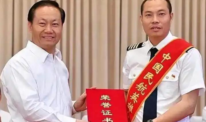 川航英雄机长刘传健获奖励500万，妻子邹涵却一脸平静，淡淡说了一句：“希望民航再