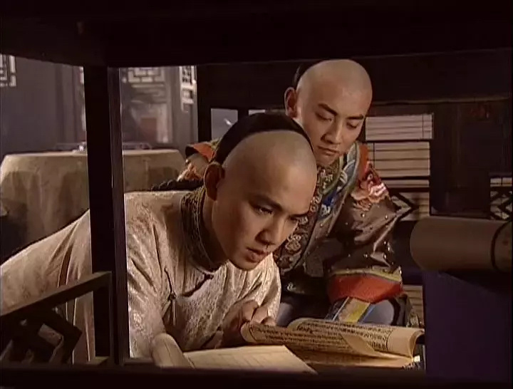 看乔振兴就觉得眼熟，原来是曹寅这小子。当初害苦纳兰公子，以法之名里罚你做个彻底的