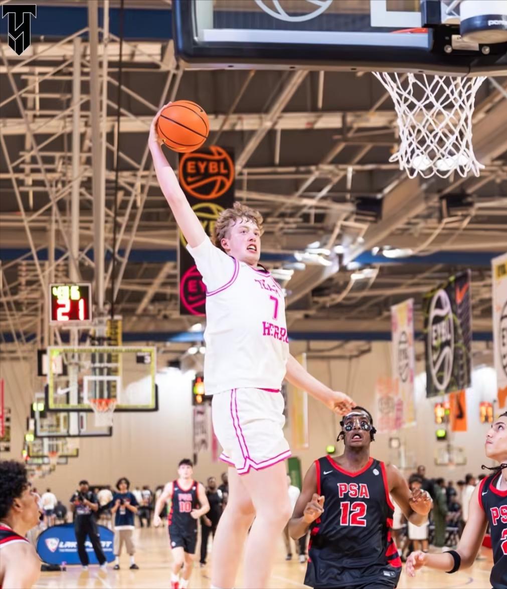 杜克蓝魔再添新星！神射手弟弟能否延续家族传奇？

杜克大学男篮近日向威斯康星路德