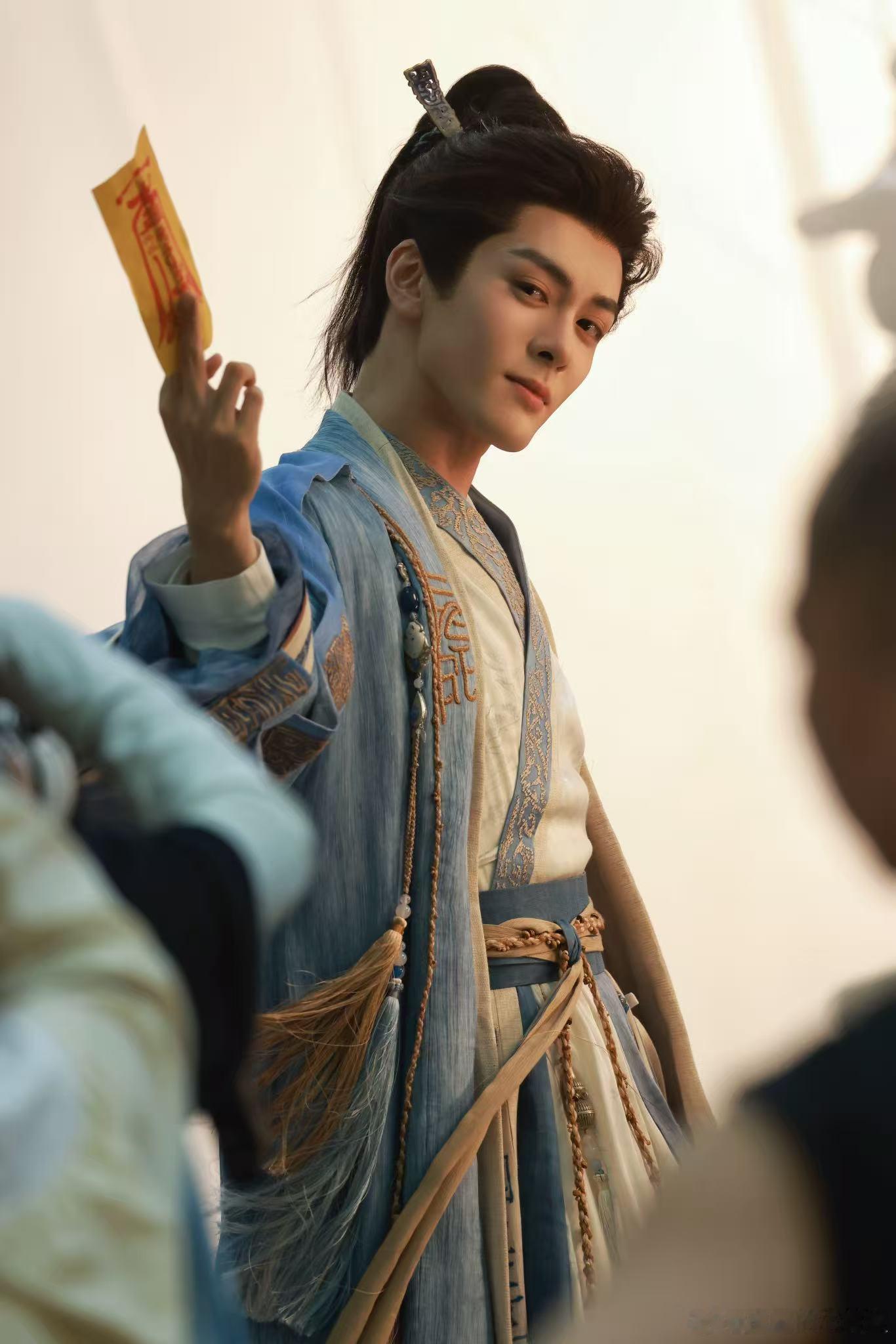 攻玉路透曾舜晞《攻玉》路透终于🈶，是新鲜的蔺承佑，妆造看起来蛮贴的，此男状态也