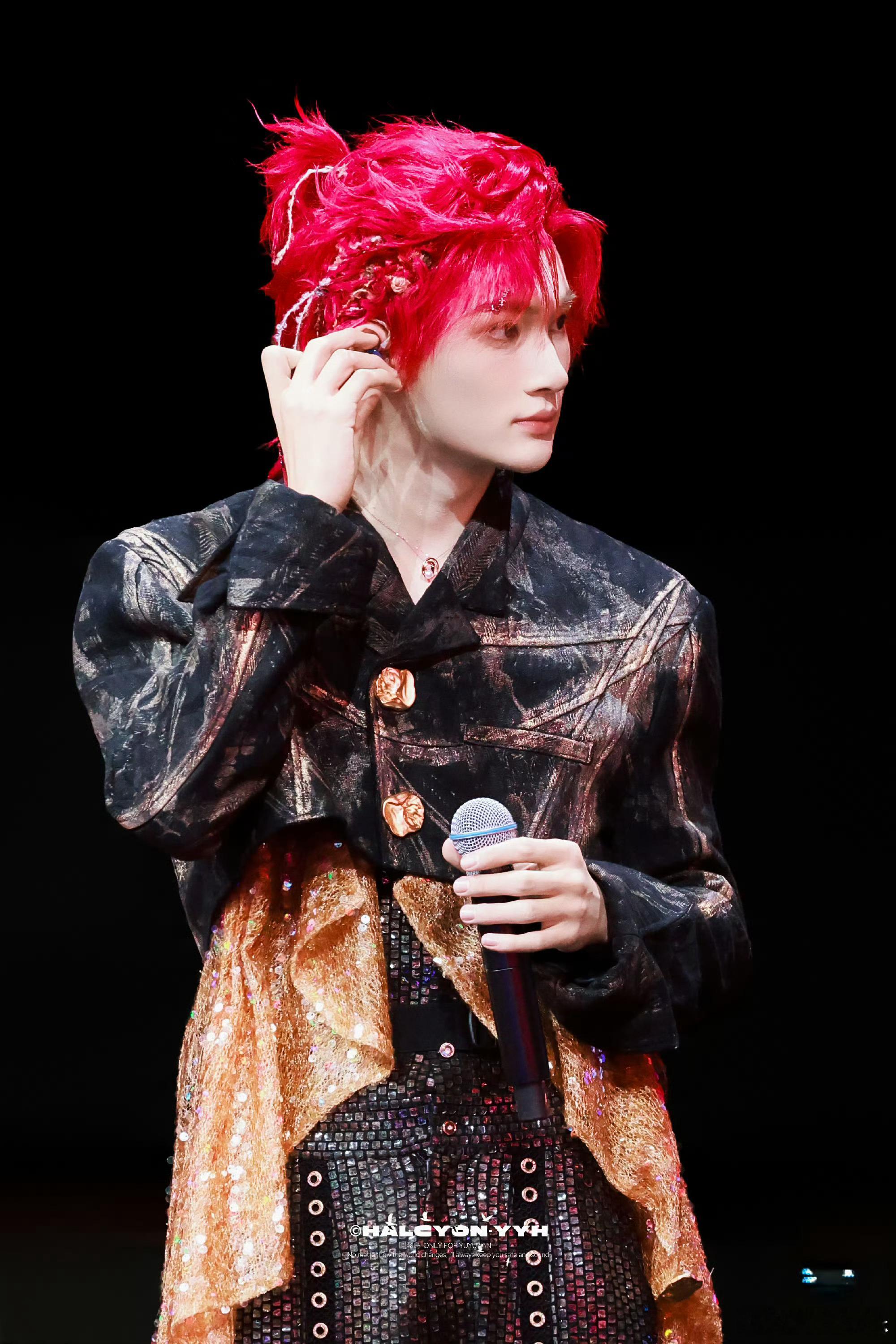 余宇涵红发烂泥舞台 余宇涵红发 余宇涵红发好帅 红发贝斯帅到上新高度！现场他顶着