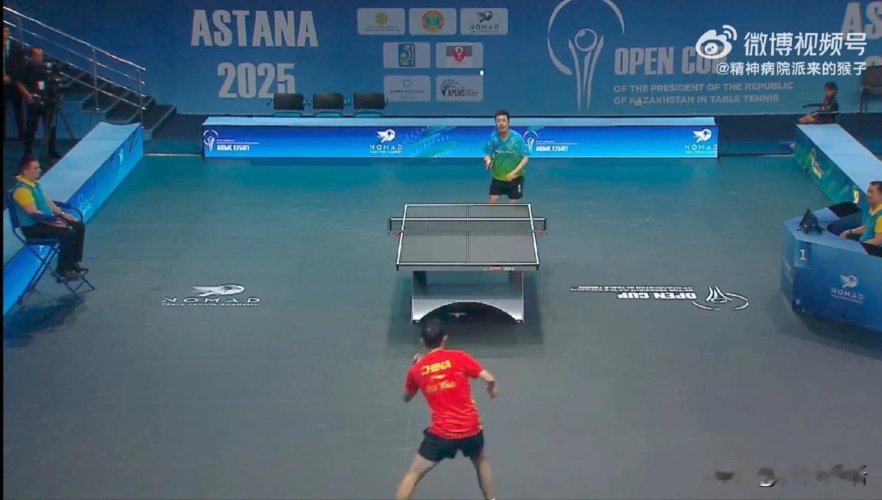 许昕穿着红色比赛服上场了。
2025年哈萨克斯坦总统杯乒乓球公开赛，许昕、方博、