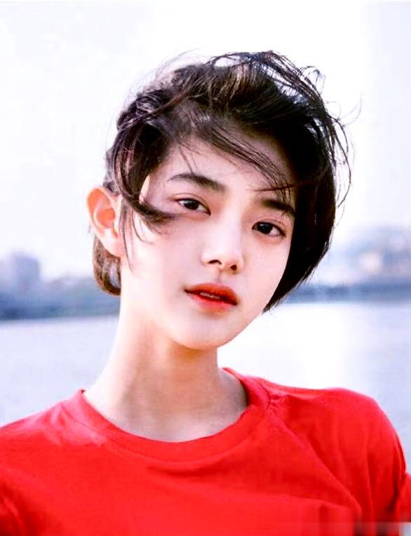 上帝安排你这个天使来让我悲伤，好写下这些动人的诗篇，命运既然无法摆脱，诗歌就是灵