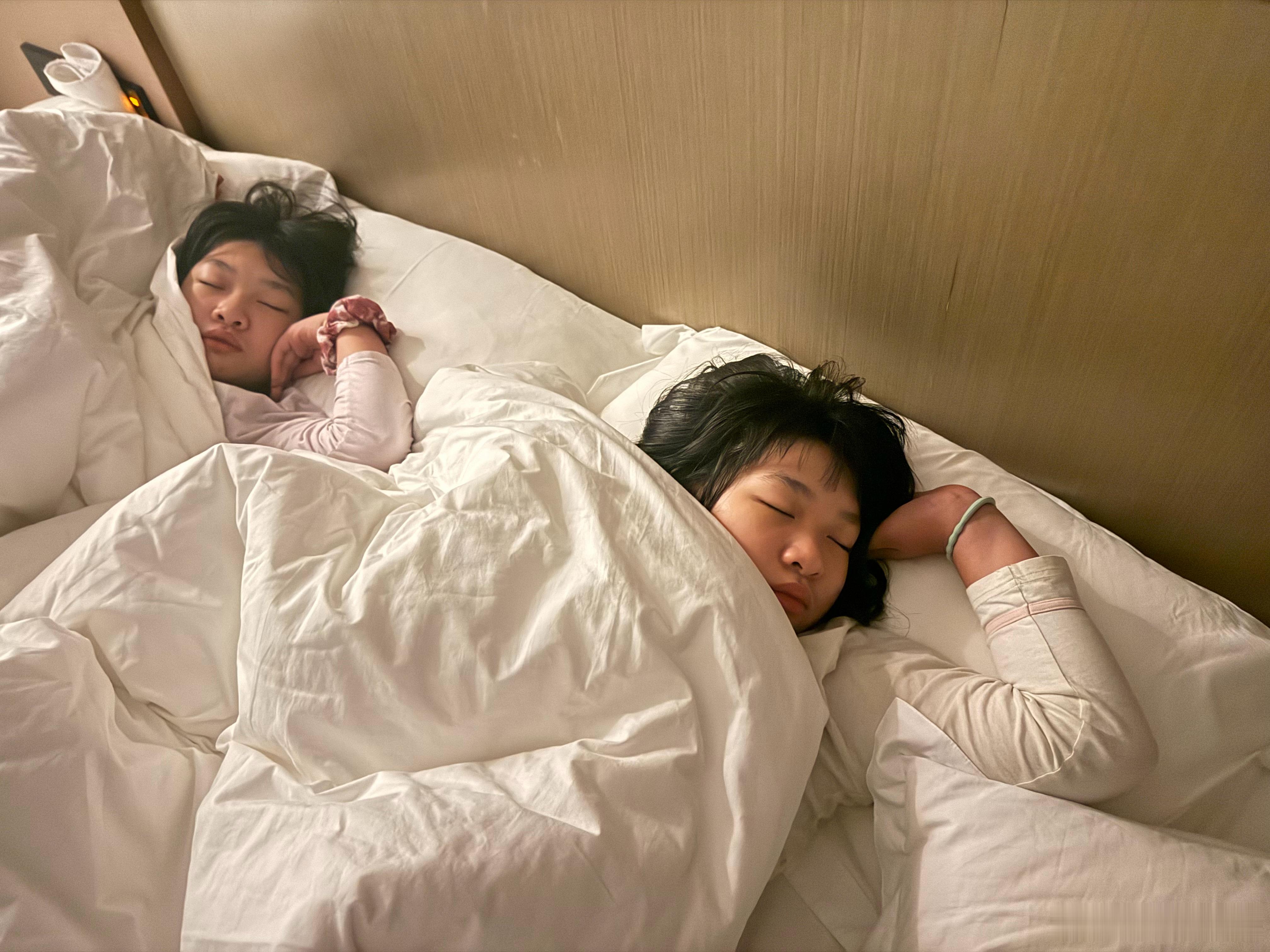 动作高度一致 