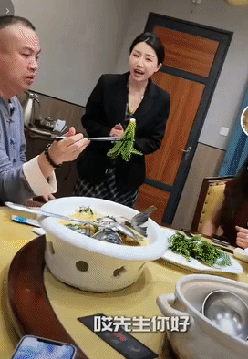 这服务员水平有点高，刚好公司缺个销售总监，就你了……