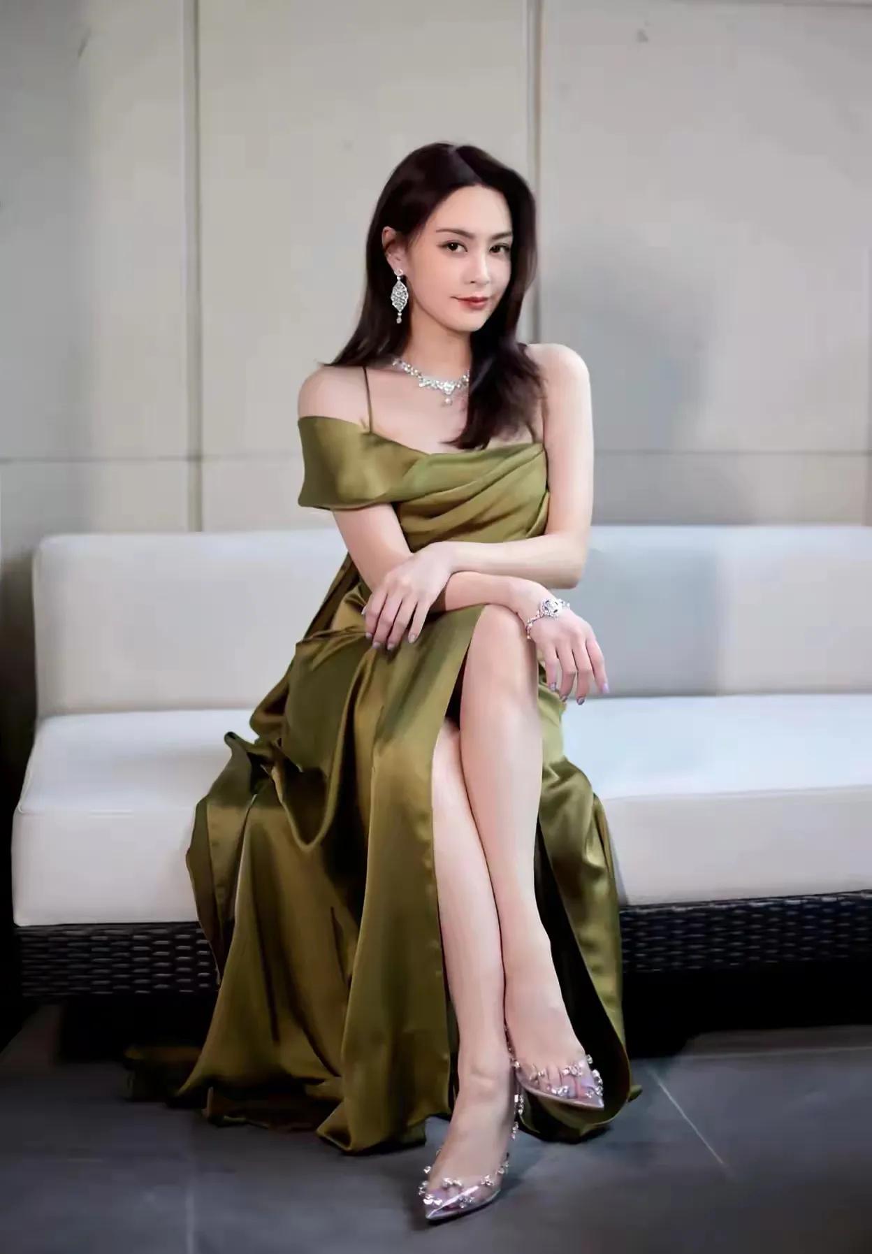 气质提升了很多，美丽依旧，大家认出来，这是谁了吗？