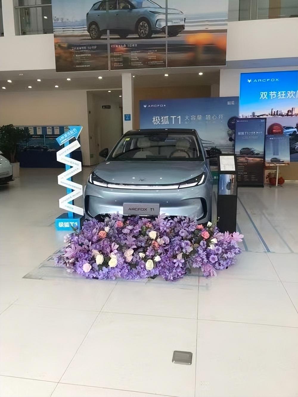 各地极狐T1提车现场频现，不少车主已开上新车，全国交付节奏正稳步推进。没提车的朋