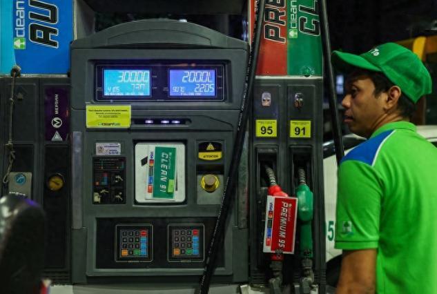 一场中东动荡差点把东南亚岛国菲律宾逼到了能源悬崖边上，油价疯涨、补给紧张、民生压