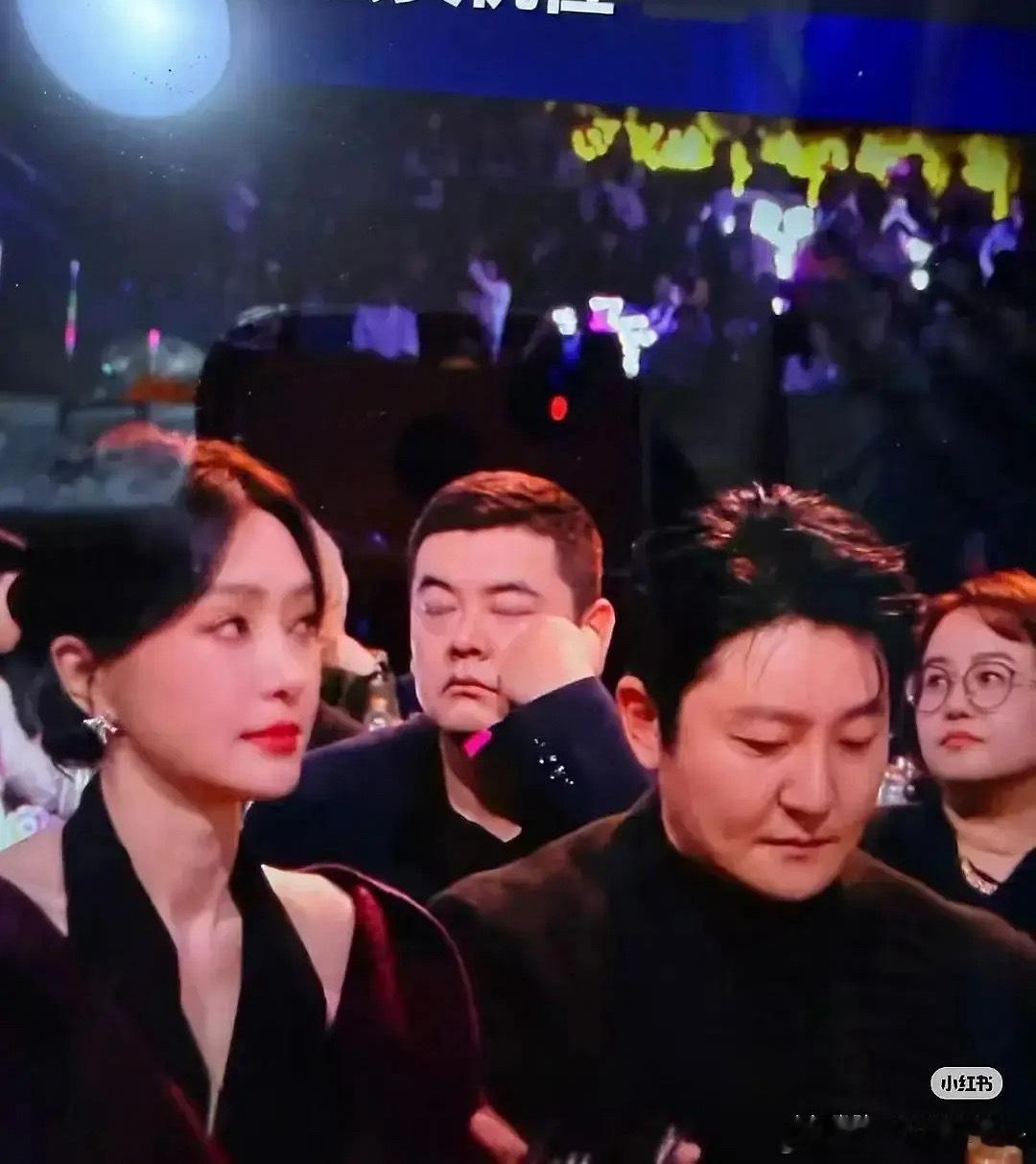 尹涛导演睡着了被观众抓拍了，尖叫之夜现场还是太无聊了啊 