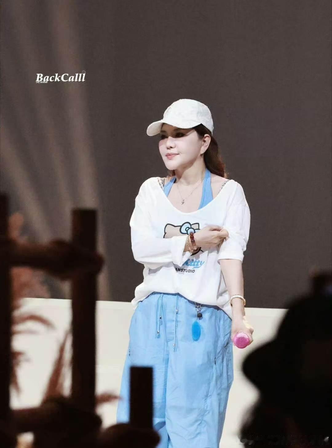 乌兰图雅演我记英语单词 一遍遍重复记忆，看似格外努力，转头就忘一干二净，生动演绎
