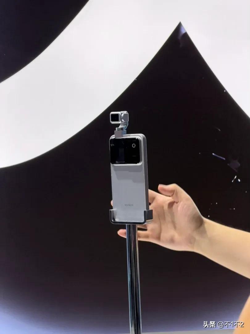 荣耀Robot Phone据说顶配要卖到1.5万元

6.3英寸LTPO小直屏，