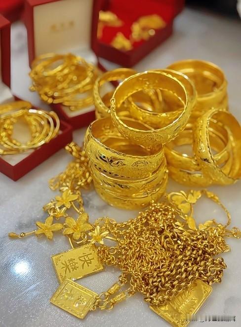 黄金又是一路狂跌，从940一路下跌到897，大家都在抄底，都想一波起涨拉高再出，