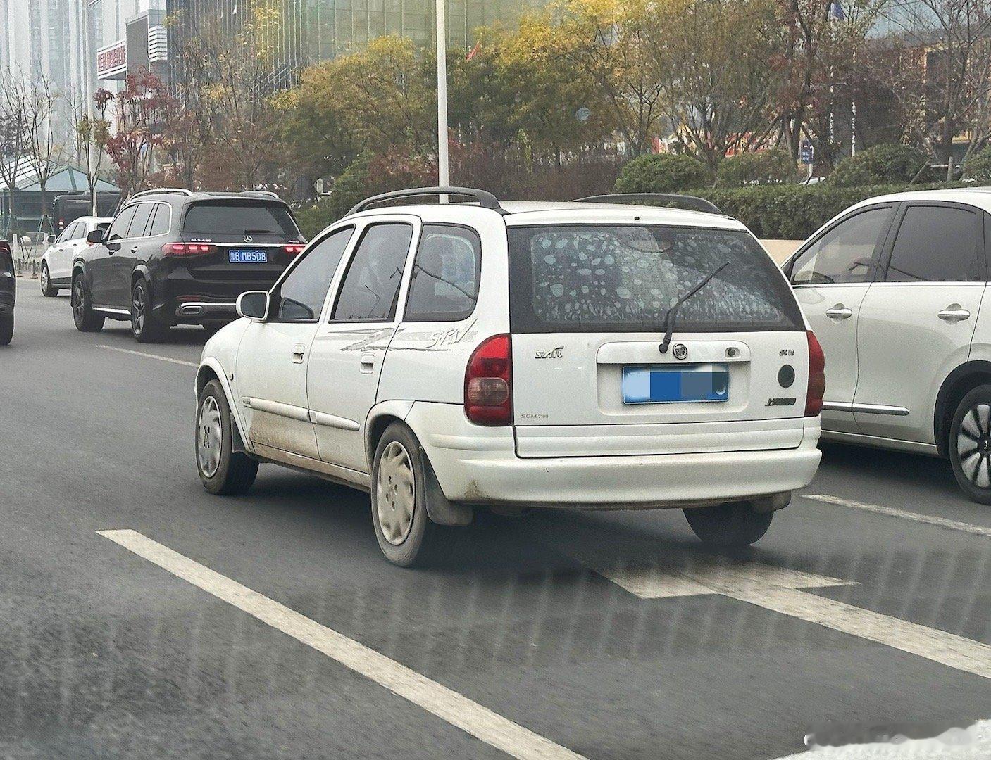 汽车[超话]   20年前的旅行车，路遇别克赛欧两厢车（旅行版），当年我家邻居就