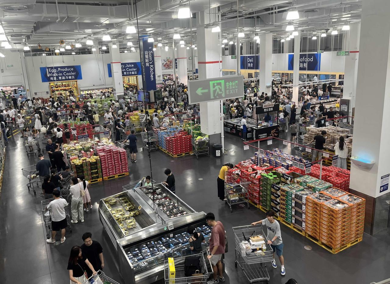 山姆会员店依然门庭若市……
2026年6月，我用手机摄影的照片