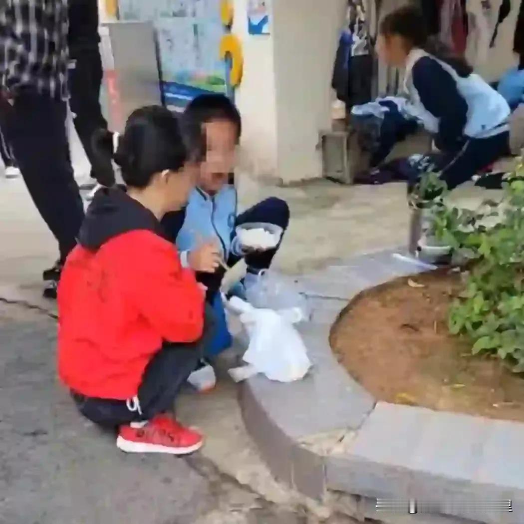 学生自带饭菜只能蹲在教室外吃饭？
一句为了你的安全，交叉感染，其实啥交叉感染？上