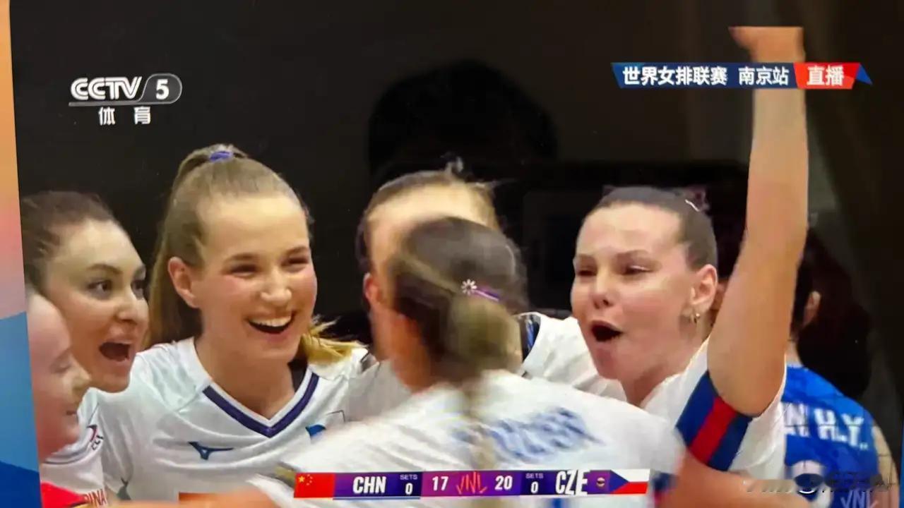 中国女排VNL首秀0:3败，全队表现平平，首局20:25告负

中国女排整个表现