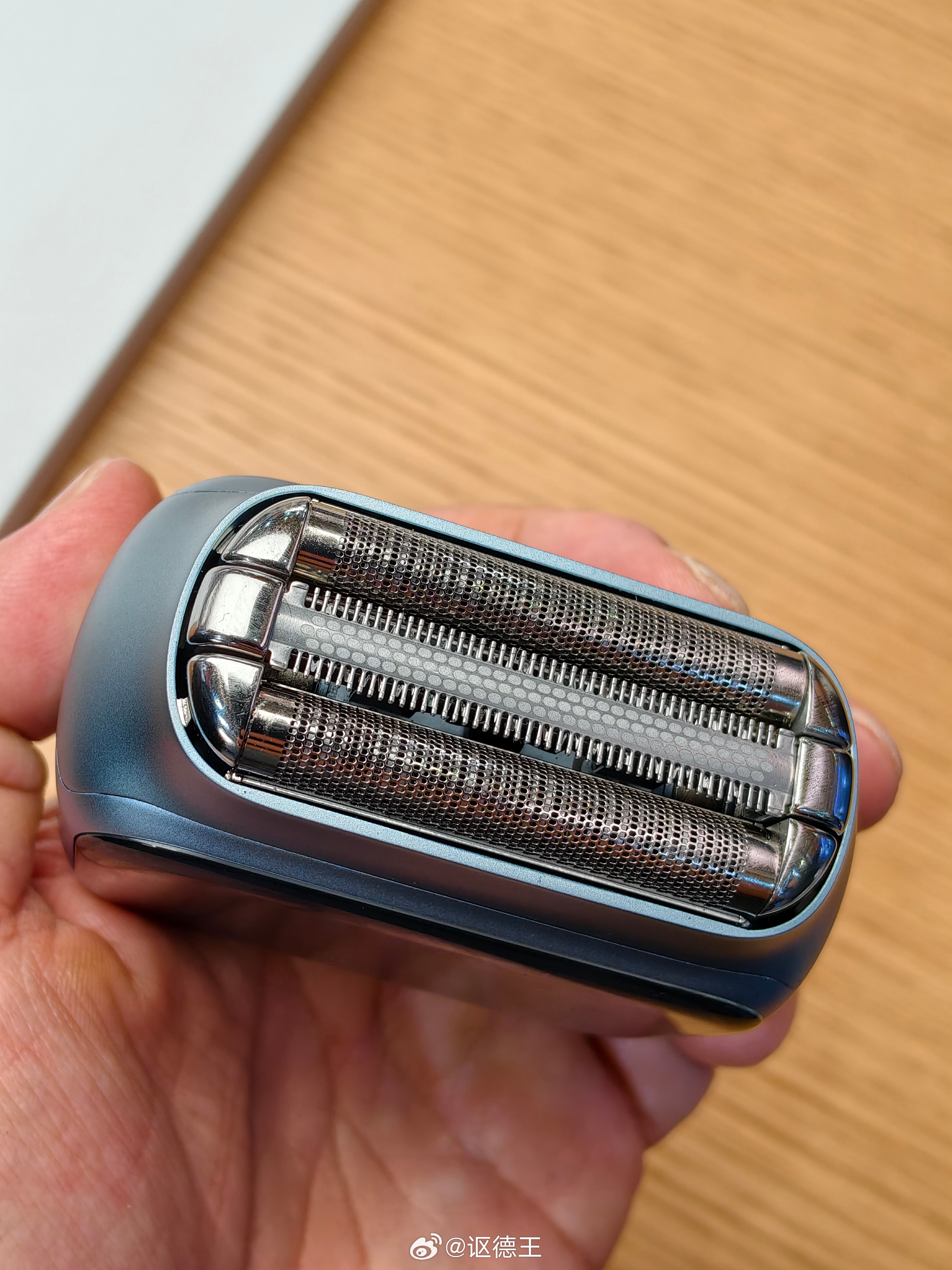 别看徕芬这个剃须刀个头小，但是它沉啊！做这么小不就是为了便携吗？搞这么重不是要增