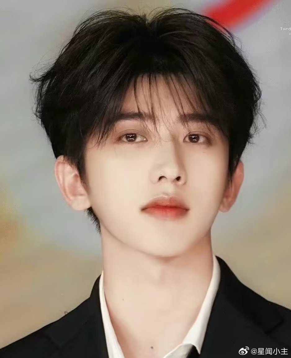 蔡徐坤采访路人他对音乐一直就是这样的赤诚，是在跑男中会坚定的说我是一名歌手，好羡