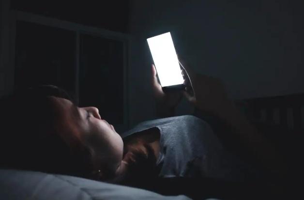 深夜关灯刷手机，开了护眼模式眼睛还是又干又胀——问题到底出在哪？
护眼模式说白了