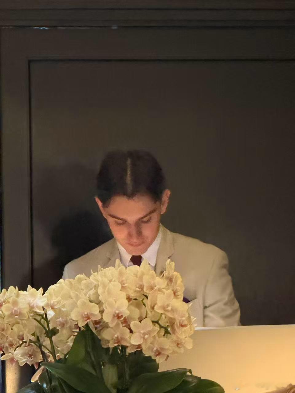 这个酒店的前台给我帅懵逼了 他笑起来非常非常好看 