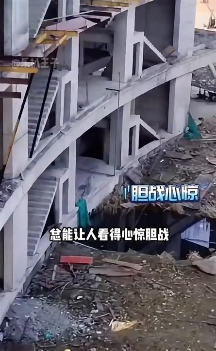 刷短视频的时候，看到个剧组花絮合集，给我乐得够呛。 

以前看电视里那些跳楼的戏