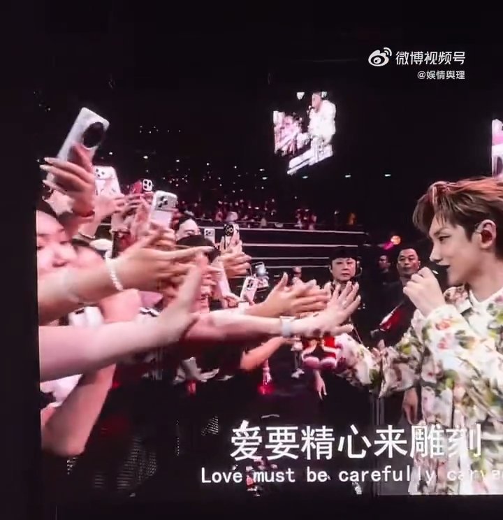 汪苏泷你怎么把人素龙顺走了 素龙被塞到手里那一刻，泷哥大脑还在加载“这是啥”，手