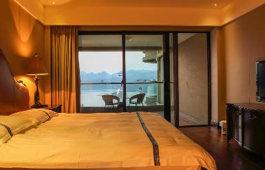 湖北咸宁，男子得知女子丈夫出差，立即约女子在酒店吃饭喝酒。随后，男子强行与女子发