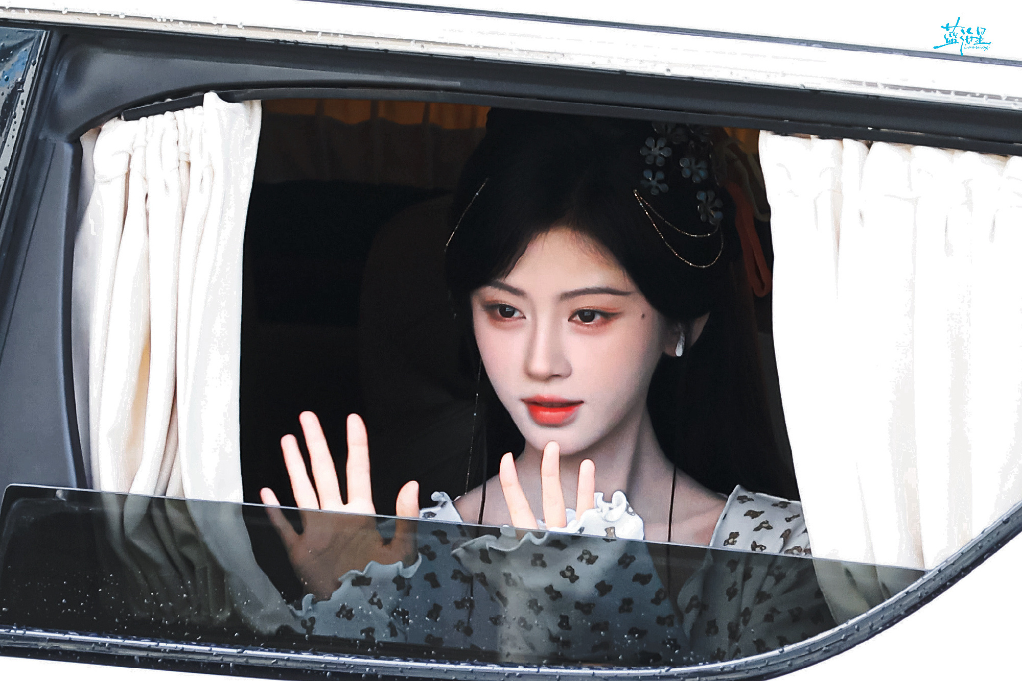 jjy鞠婧祎千香 jjy鞠婧祎姜黎非 “玫瑰之所以是玫瑰，是风与光的眷顾，更是视