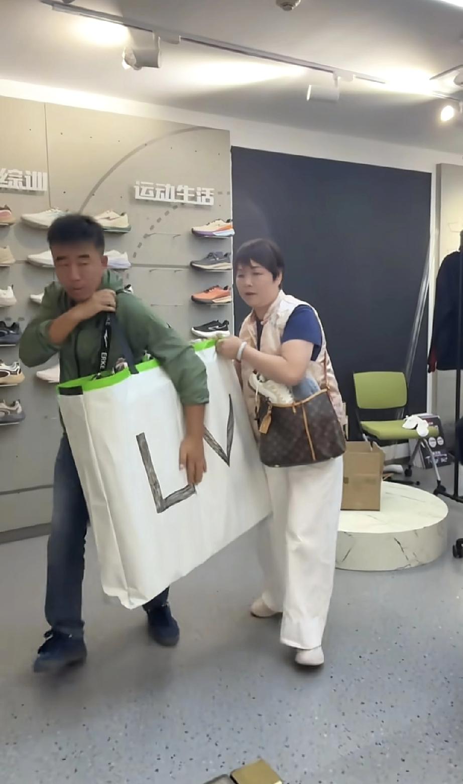 大喇叭和渔老板配合完美

大喇叭30日带货国货品牌鸿星尔克，与别人不同的是，别人