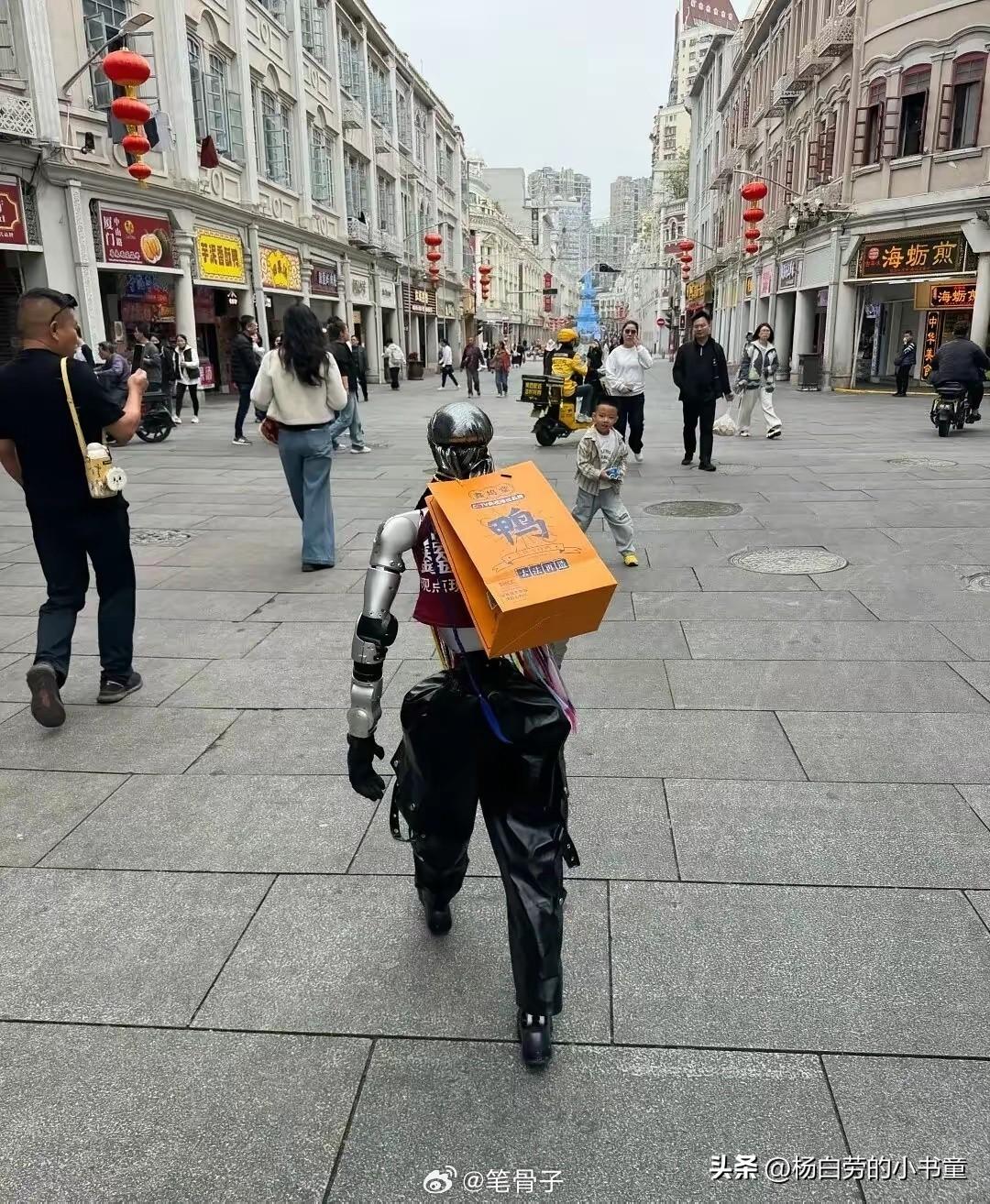 新年刚过，机器人便开启了送外卖的工作。
无人出租、无人商店、无人酒店、无人超市，