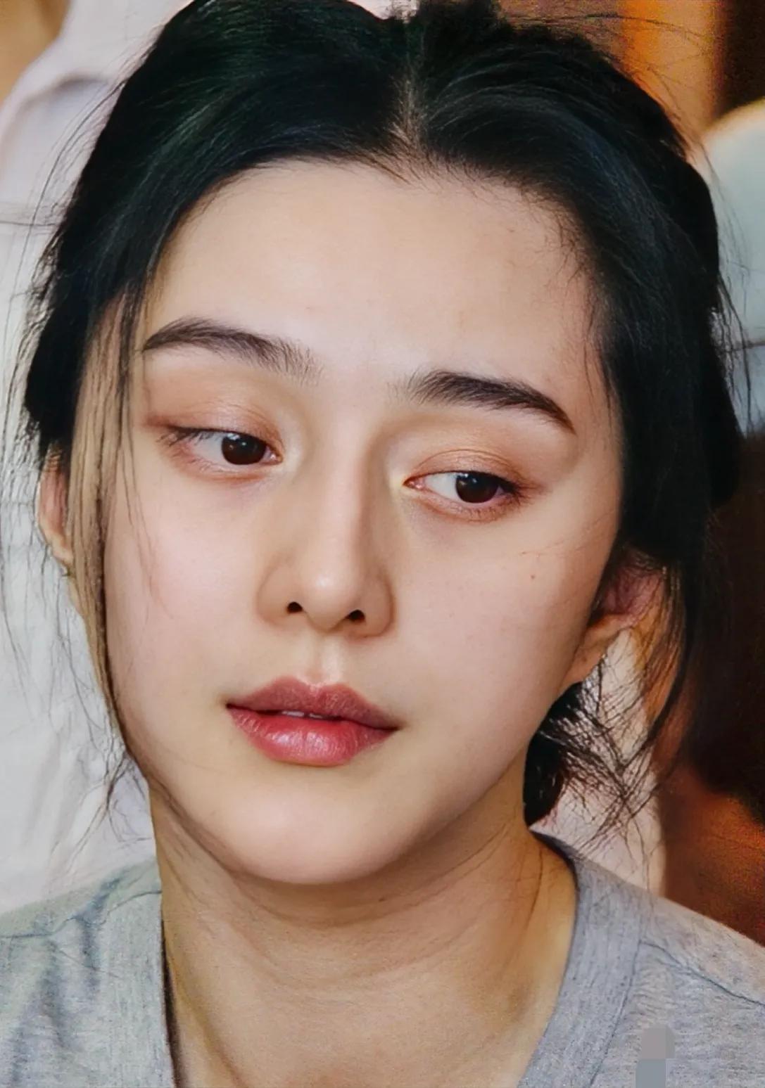 真素颜出镜的2006年，大发神威的美貌，姿媚逆天，又有点佛意在，美得珍贵，也许没